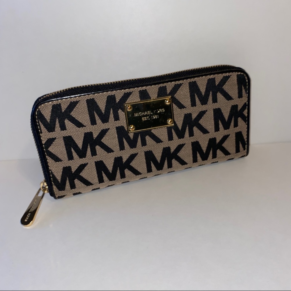 🌼Michael Kors🌼 Large Monogram Canvas Wallet